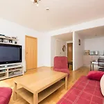 Apartamento Cozy 2-bedroom Penthouse In The Heart Of Talin